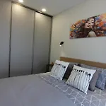 Warmzy - Modern Flat With Free Parking
