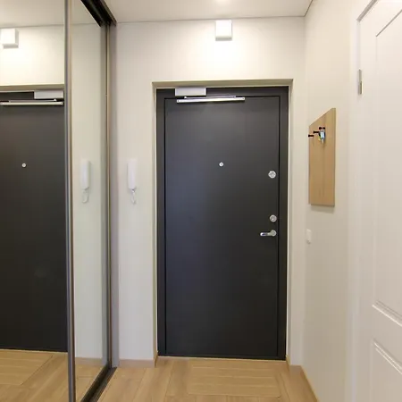 Warmzy - Modern Flat With Free Parking *