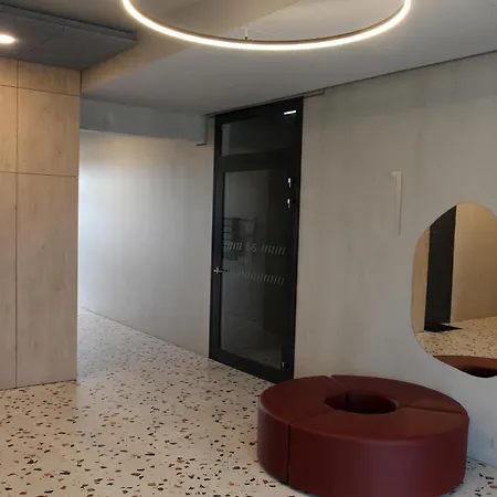 Warmzy - Modern Flat With Free Parking *