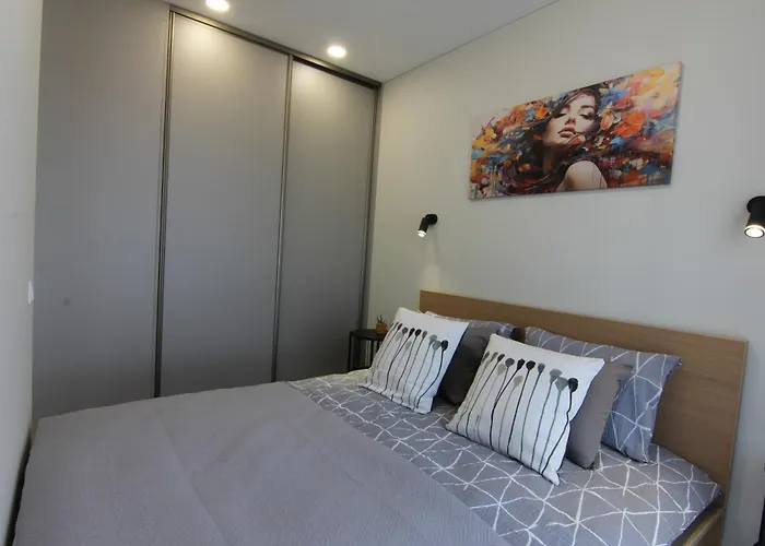 Warmzy - Modern Flat With Free Parking