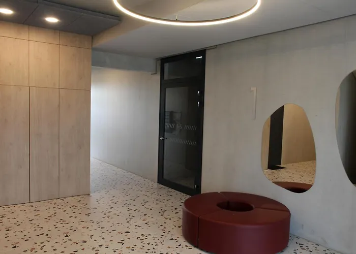 Warmzy - Modern Flat With Free Parking *