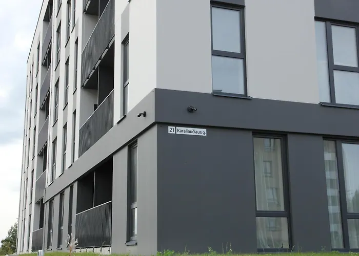 Warmzy - Modern Flat With Free Parking *