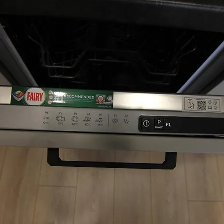 Апартаменти Warmzy - Modern Flat With Free Parking