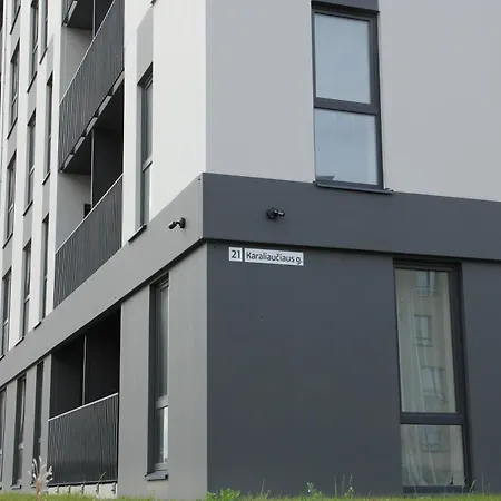 Warmzy - Modern Flat With Free Parking *