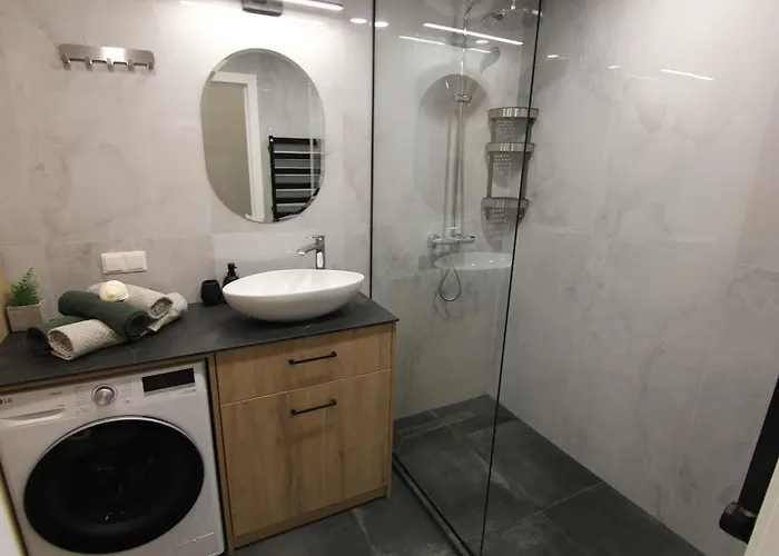 Warmzy - Modern Flat With Free Parking Apartment